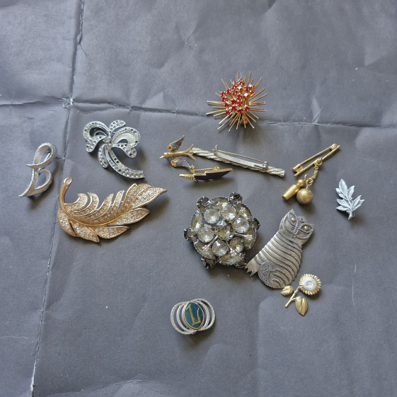Altri gioielli: lot de broches  – Usato da Neuchâtel venduto da yas_zdb7