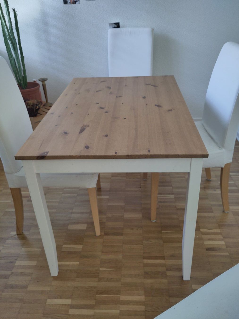 Tavoli: Holztisch mit weissen Beinen – Usato da Solothurn venduto da curben