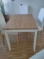 Holztisch mit weissen Beinen