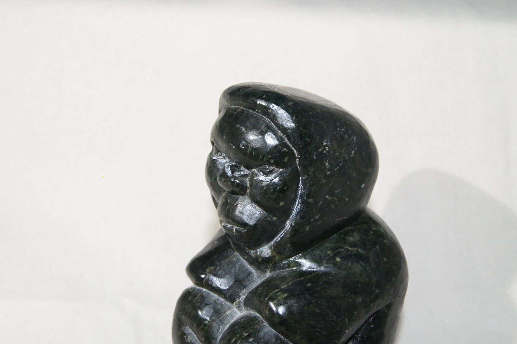 Statuette: Kniende, eingemummte Eskimo-/Inuitfrau - Naturstein – Usato da Geroldswil venduto da ARTEFACTO 5