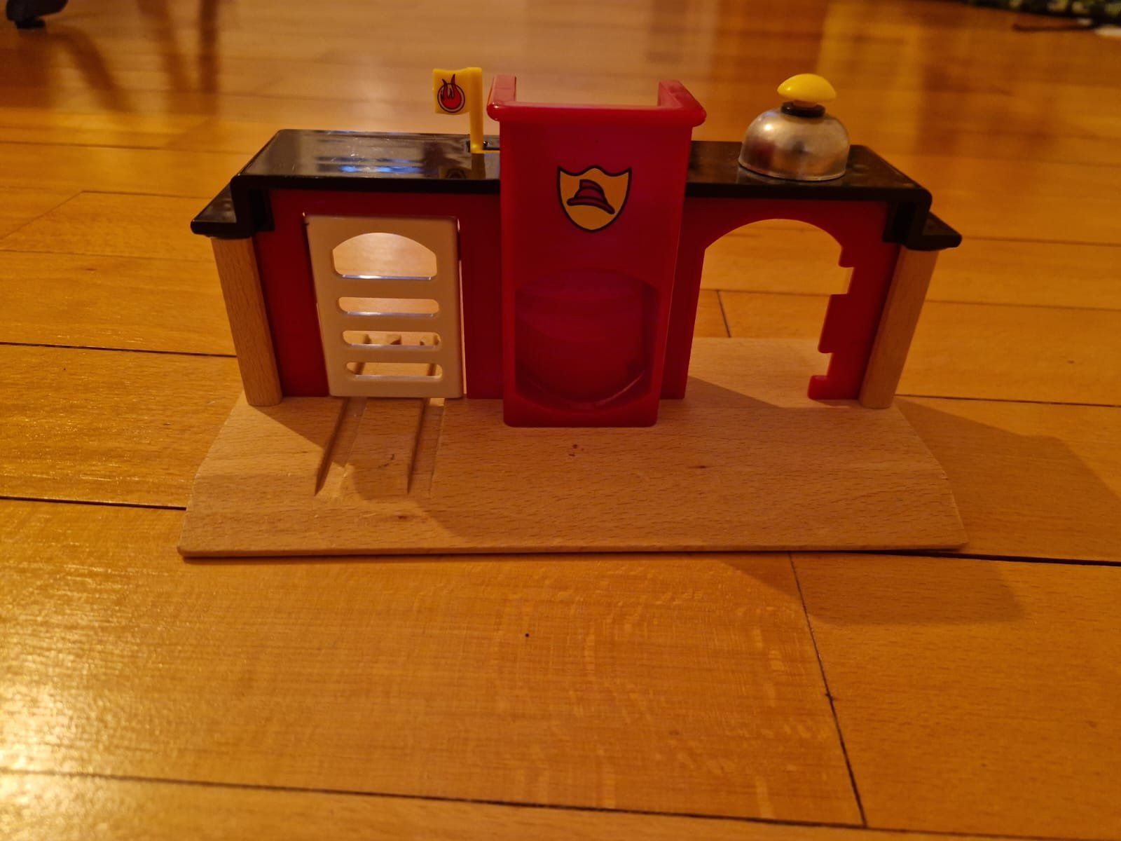 Brio Giocattoli: BRIO Feuerwache 33589 – Difettoso da Zürich venduto da mbudgetfan 2