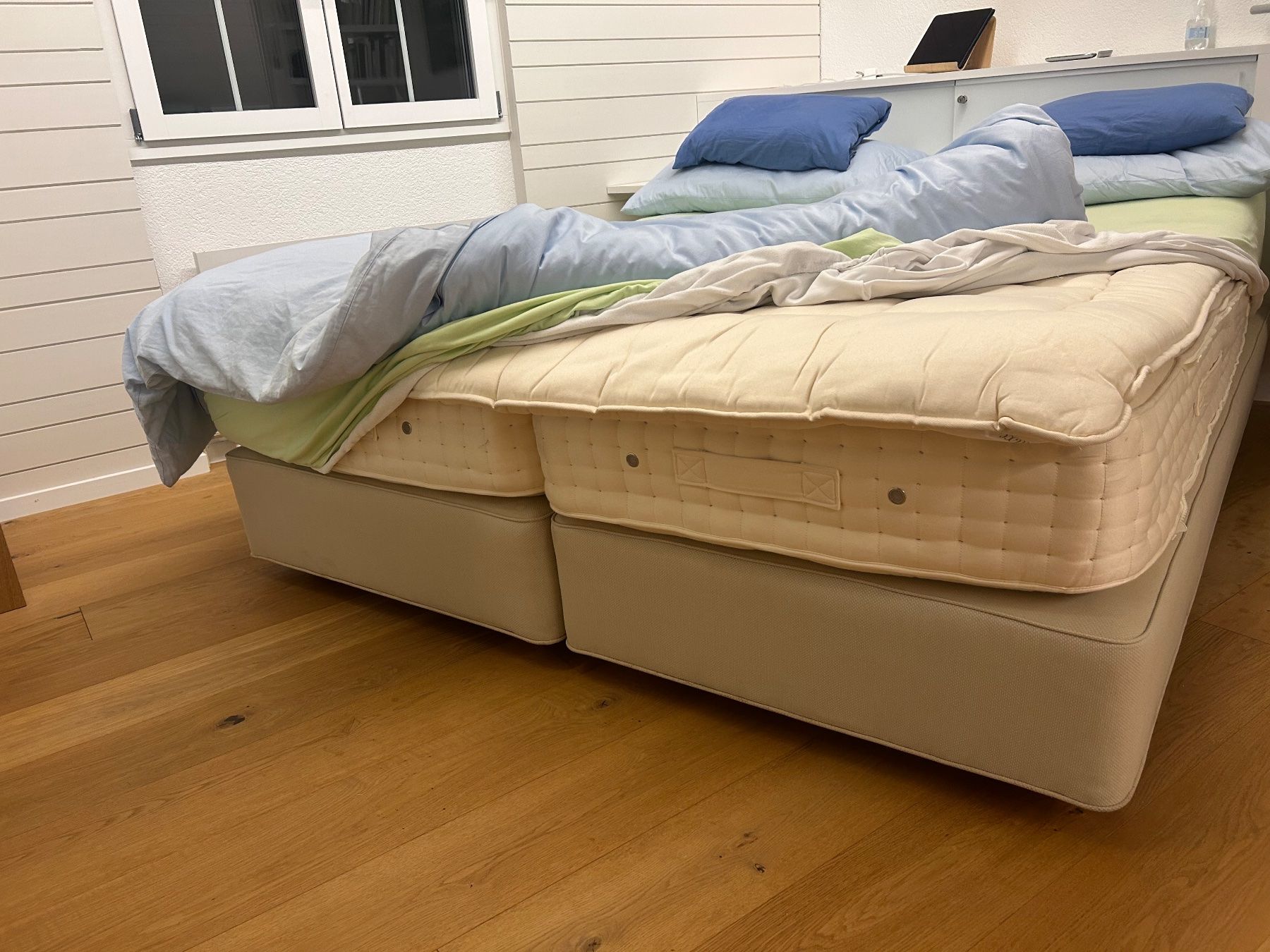 Lits: Boxspring Bett mit 2 Matratzen – D'occasion à Solothurn par susibusi11 1