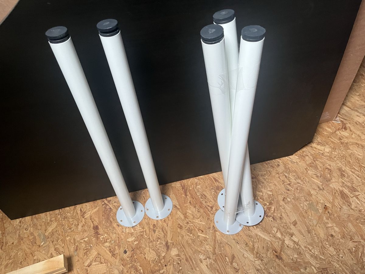 Ikea Scrivanie: Schwarze Tischplatte mit 5 Tischbeine – Usato da Biel/Bienne venduto da Sili_CH 1