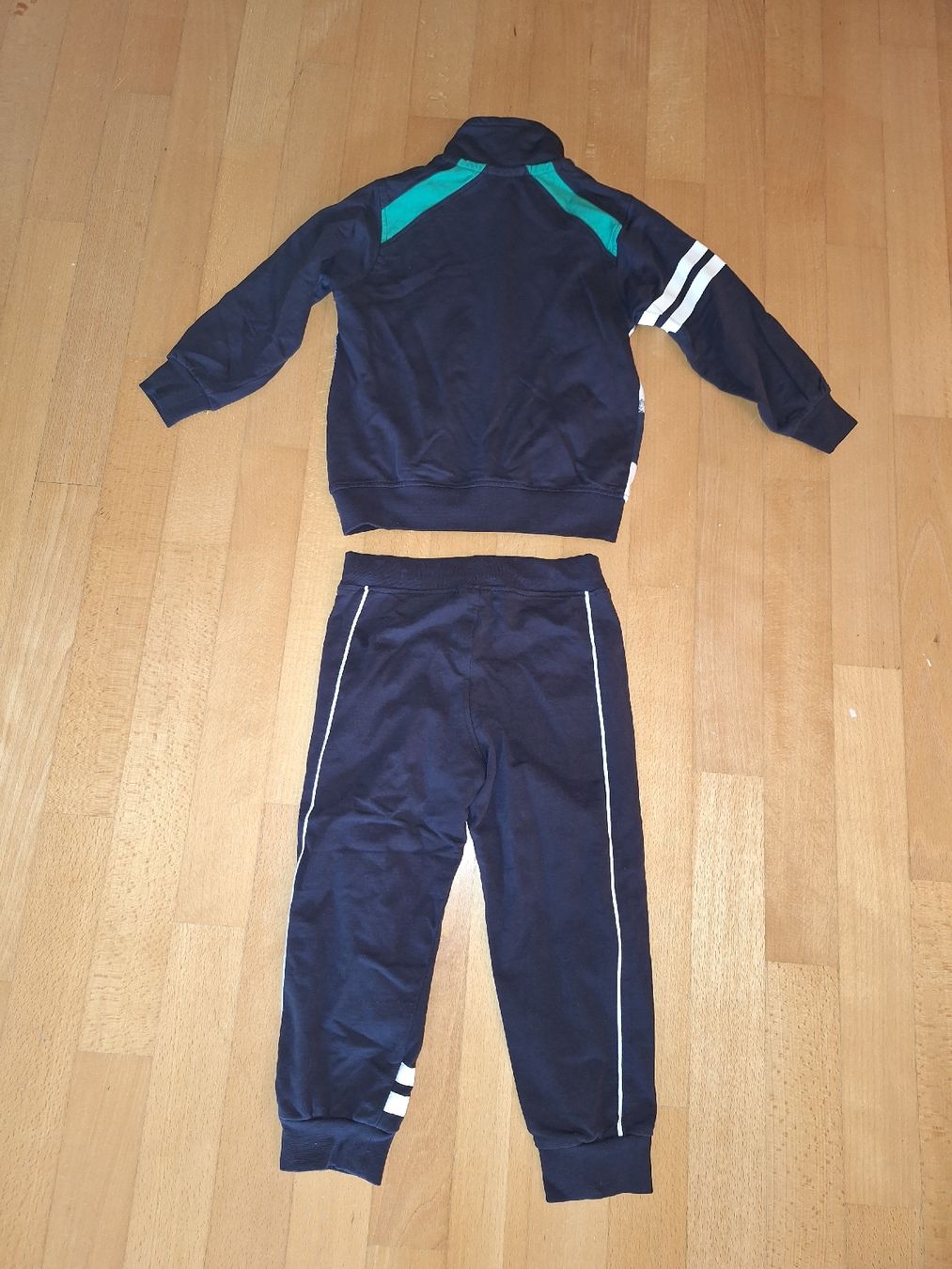 Kleiderpakete & -sets: neuwertiger Trainer in Gr. 104 – Gebraucht aus Oberrieden von man_9tm2 3