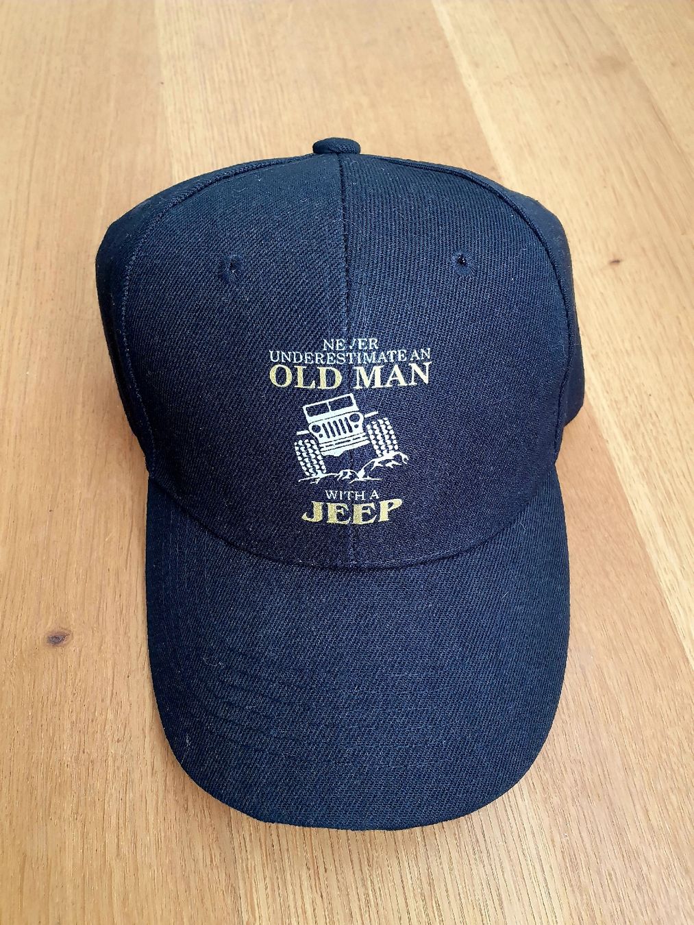 Hüte, Mützen & Caps: Basecap "Never underestimate an old man with a Jeep – Neu und originalverpackt aus Zürich von Philotimo