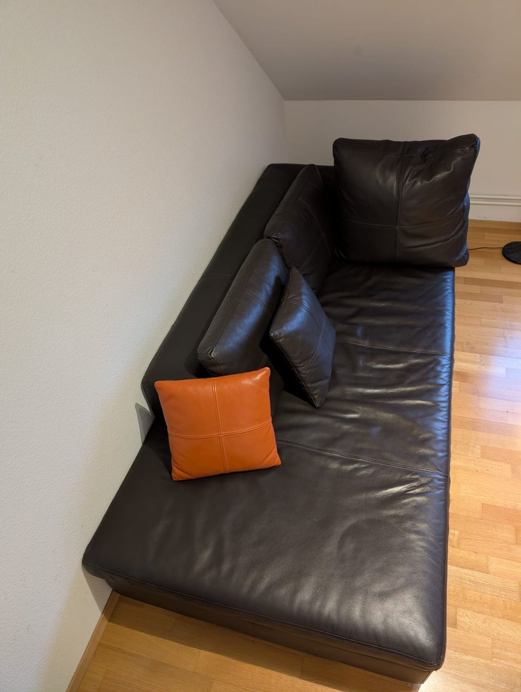 Divani: Ledersofa, in gutem Zustand – Usato da Zürich venduto da Kharif 2