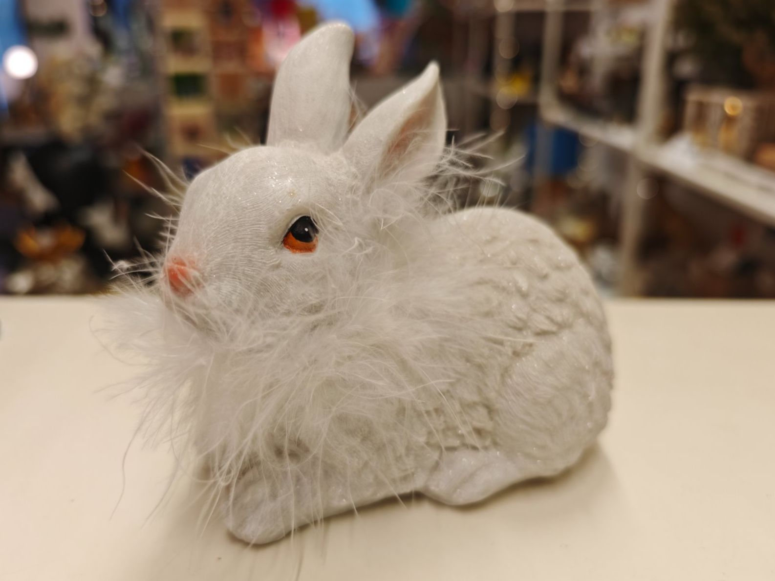 Statuette: Hase mit Federn und Glitzer Weiss – Nuovo e nell'imballaggio originale da Schaffhausen venduto da AtelierPudesco