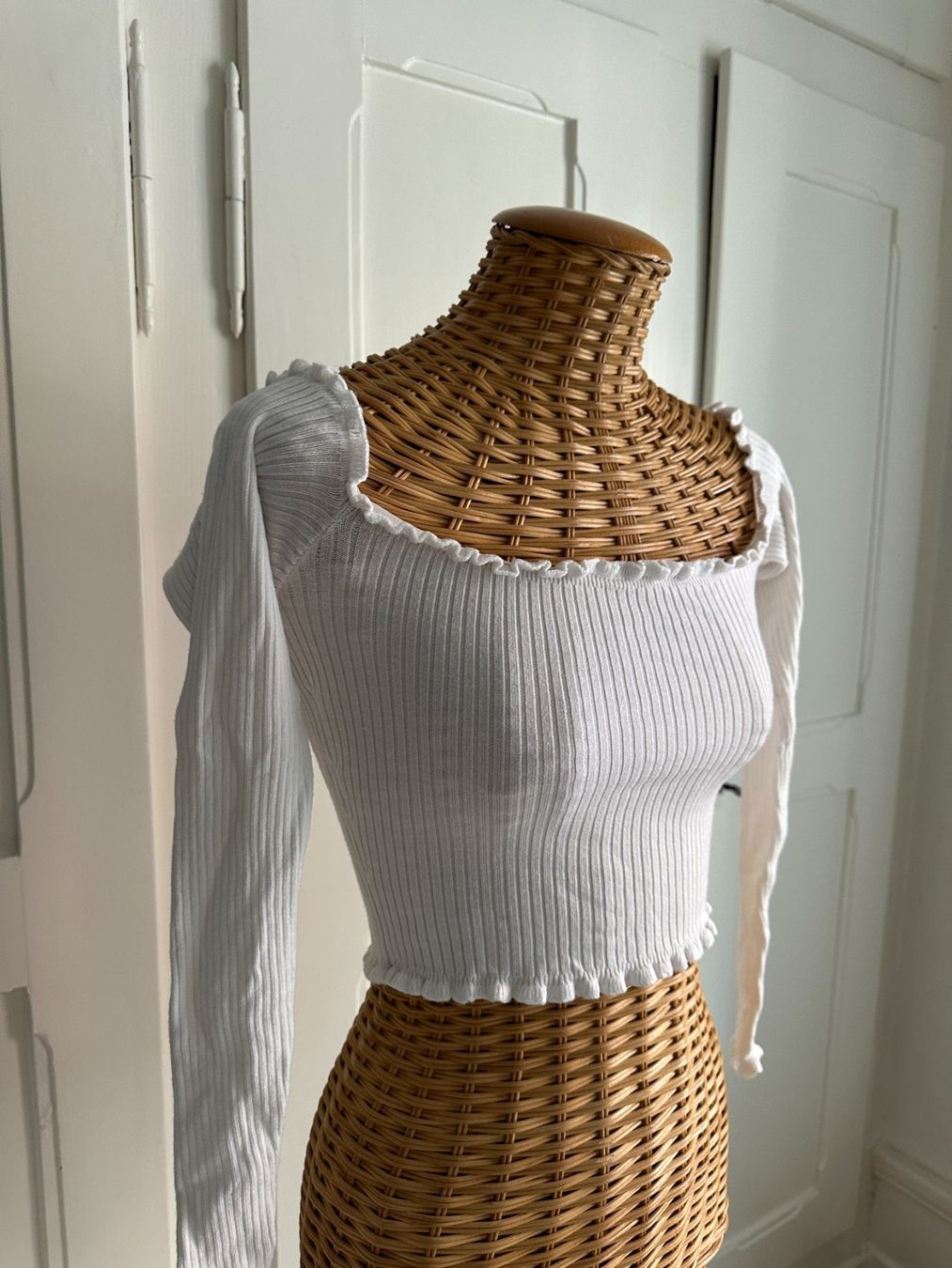 T-shirts: FISHBONE - cropped Langarmshirt weiss XXS – D'occasion à Zürich par Diazaio 1
