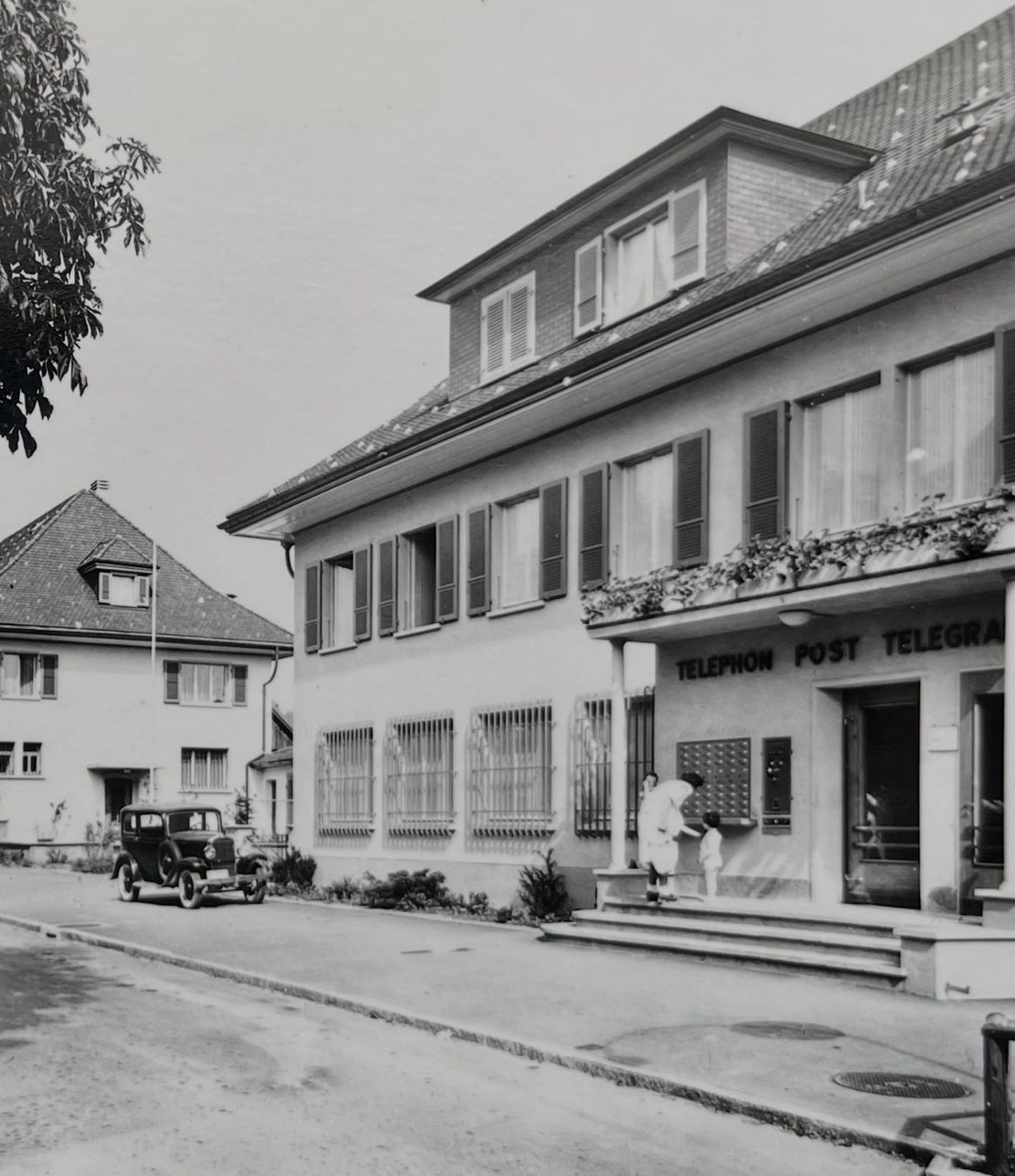 Cartoline postali: Sumiswald, Postgebäude, Oldtimer Auto, Strasse Ort, ca. 1950 – Usato da Ostermundigen venduto da DaxKarten-75 1