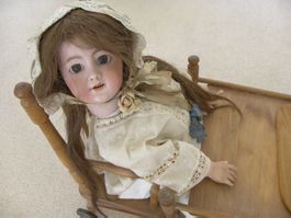 Echte, antike (ca. 1890) Biskuitpuppe auf Esstischstuhl