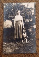 unbek.Frau mit Hund - wer kann sie in die Familie einordnen?