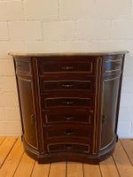 Schöner alter kleiner Schrank / Schränklein
