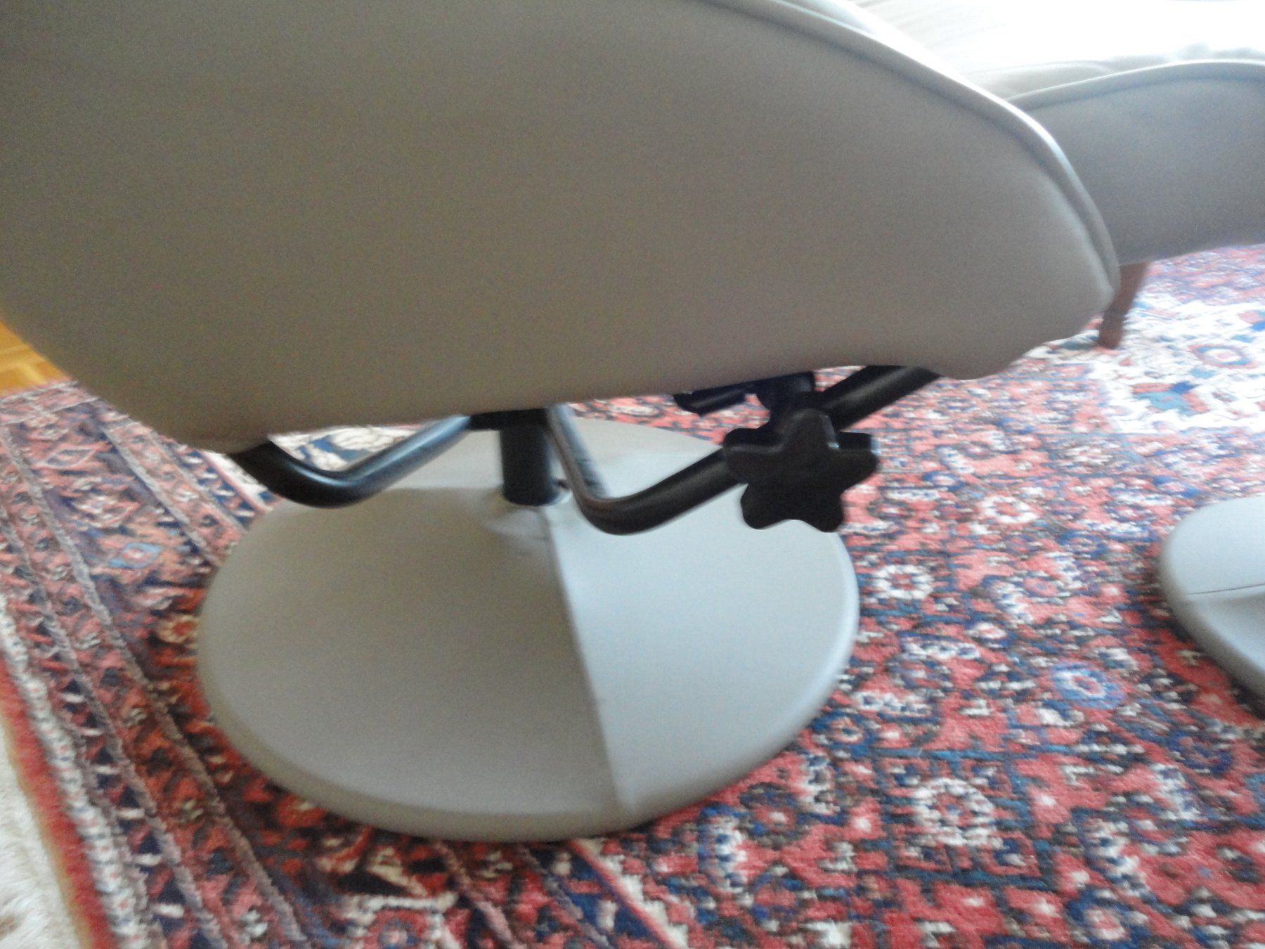Conforama Sessel: Sessel mit Hocker Leder hellgrau gut erhalten – Gebraucht aus Reinach BL von Anitafe 4