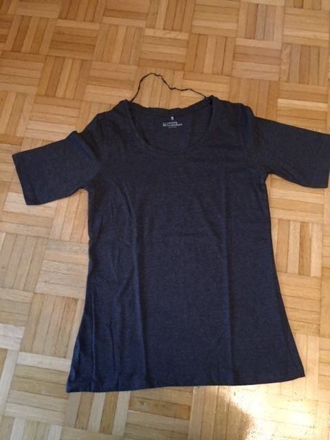 T-shirt: 2 T-Shirts kurz Grösse M – Usato da Emmen venduto da Aribini 1