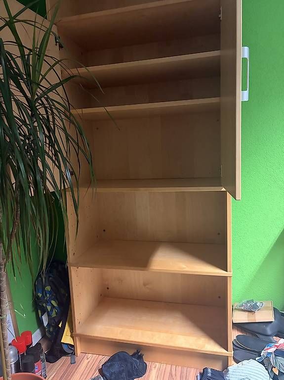 Schränke: Holzschrank mit Türen – Gebraucht aus Gelterkinden von que_zcq7 2