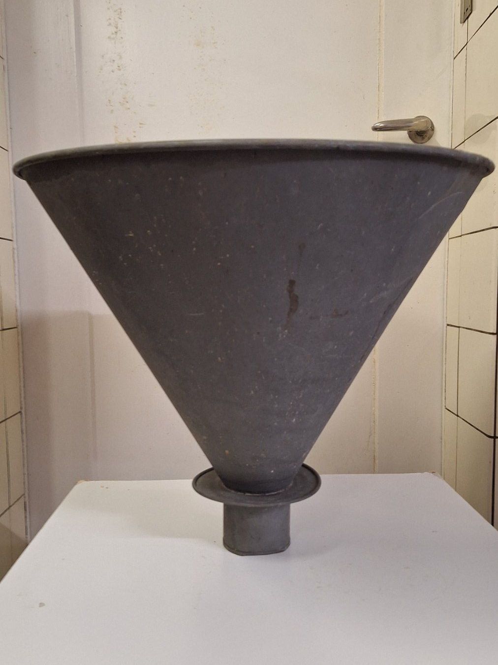 Altri elettrodomestici e apparecchi d’epoca: Scheunenfund ,alter  grosser  Metalltrichter – Usato da Arlesheim venduto da shopradl
