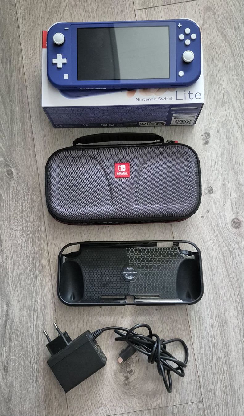 Nintendo Console: Nintendo Switch Lite bleu + etui + carte 128 Go – Usato da Les Hauts-Geneveys venduto da bel_z5th