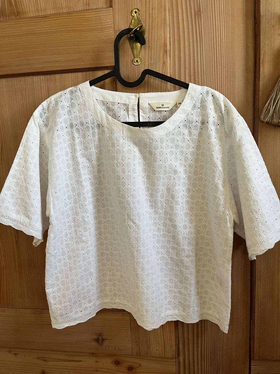 Tops: Bluse von Basic apparel, XS, bestickt. Neuwertig – Neu (gemäss Beschreibung) aus Affoltern am Albis von Silber79