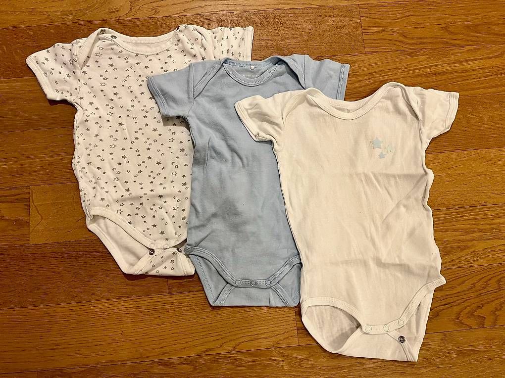Lotti di vestiti: Kurzarmbody / T-Shirt / Dünne Pullover Grösse 74 mit Socken – Usato da Windisch venduto da kassandra23 3