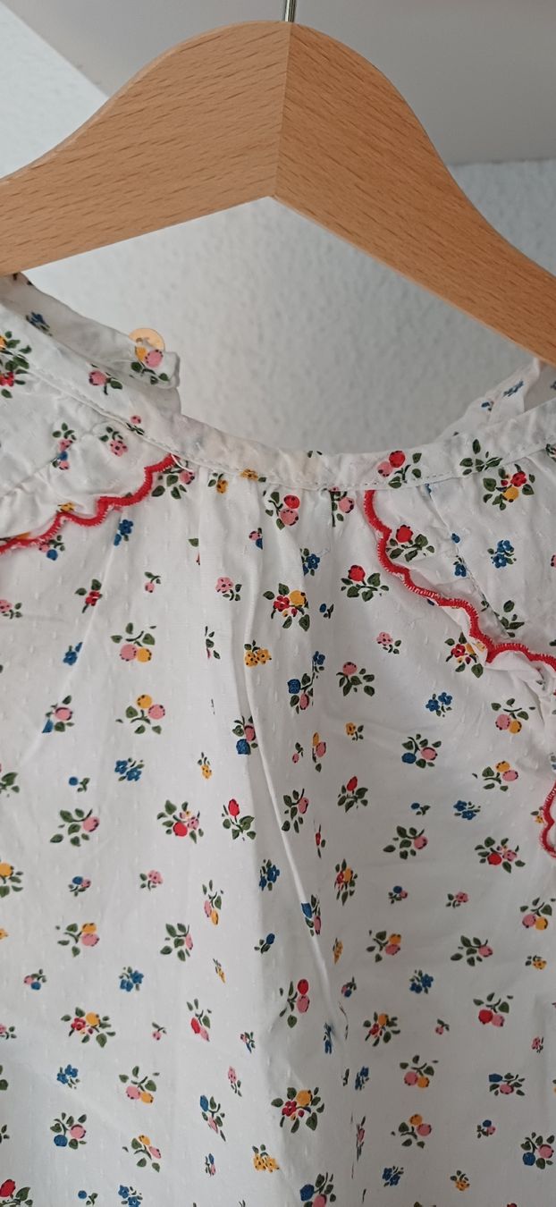 Blouses, T-shirts & Tops: Mädchen Bluse weiss geblümt Grösse 92  – D'occasion à Riniken par Lessy- 1