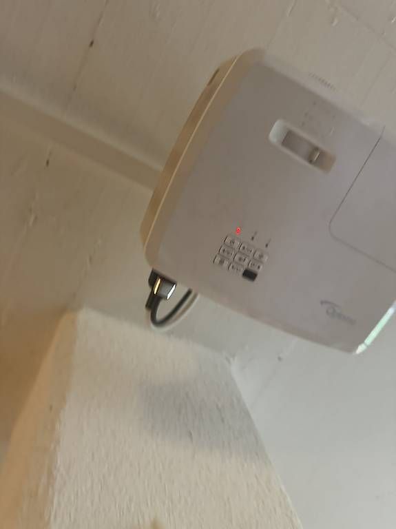 Proiettori: Beamer Optoma + Befestigungsmaterial Decke – Usato da Jona venduto da Betty010 1