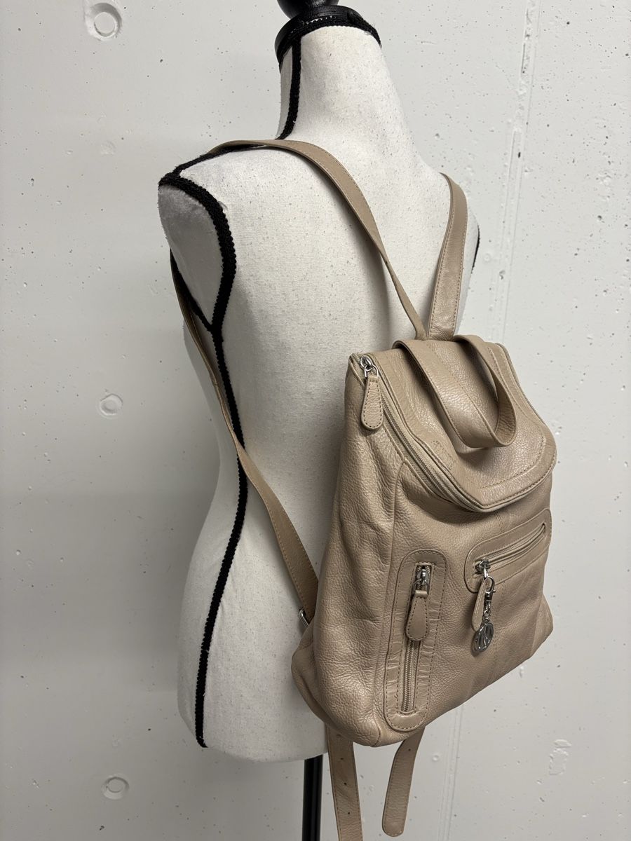 Zaini: NIKA Lederrucksack in beige – Usato da Regensdorf venduto da secondchancefashion 1
