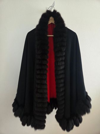 Cape mit echtem Nerz