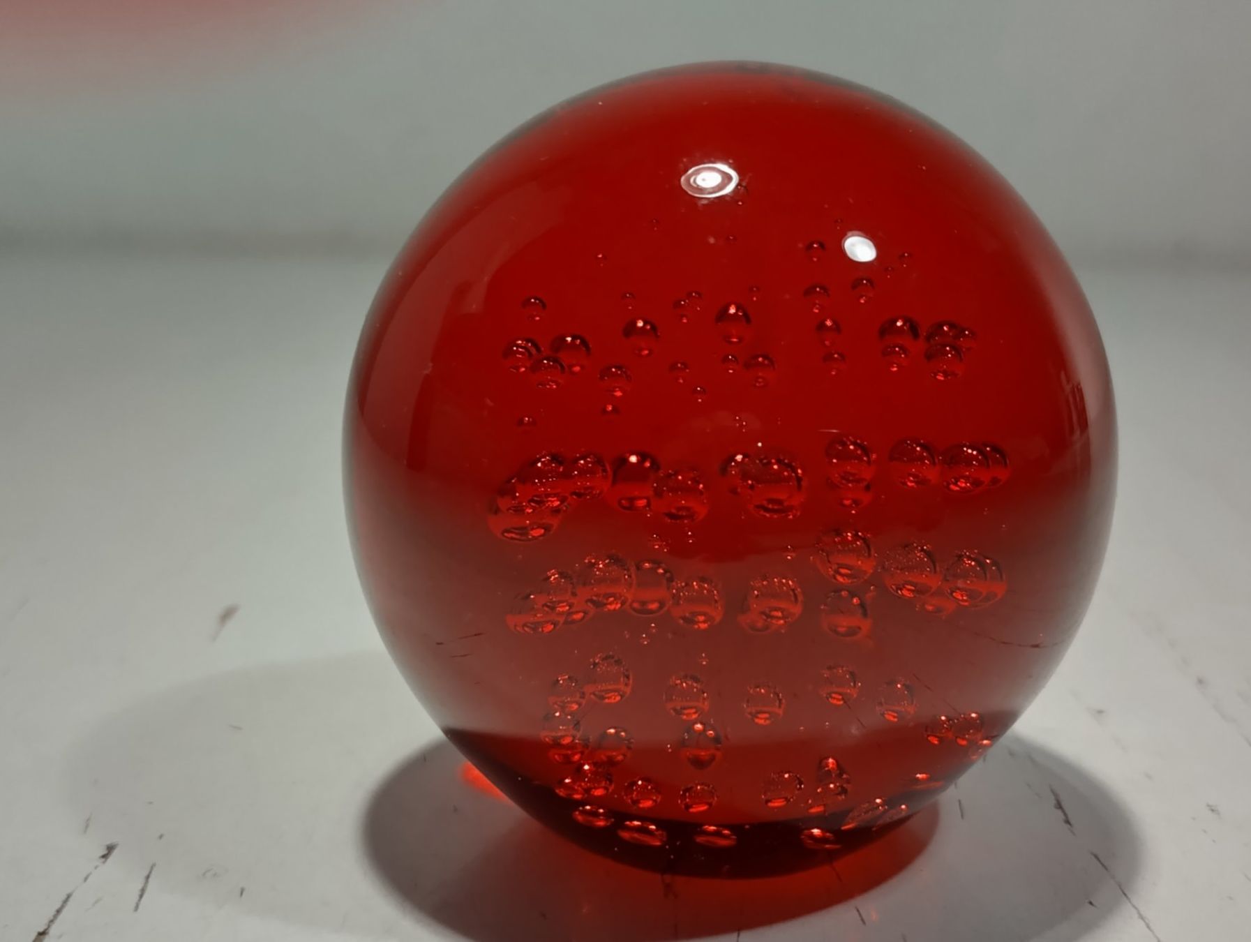 Statuette: Rote Glaskugel, Paperweight mit Luftblasen – Usato da Bellach venduto da JingleCherry 1