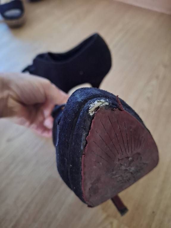 Scarpe da donna: Schwarzer schuh mit absatz 36 – Usato da Arlesheim venduto da gligli01 1