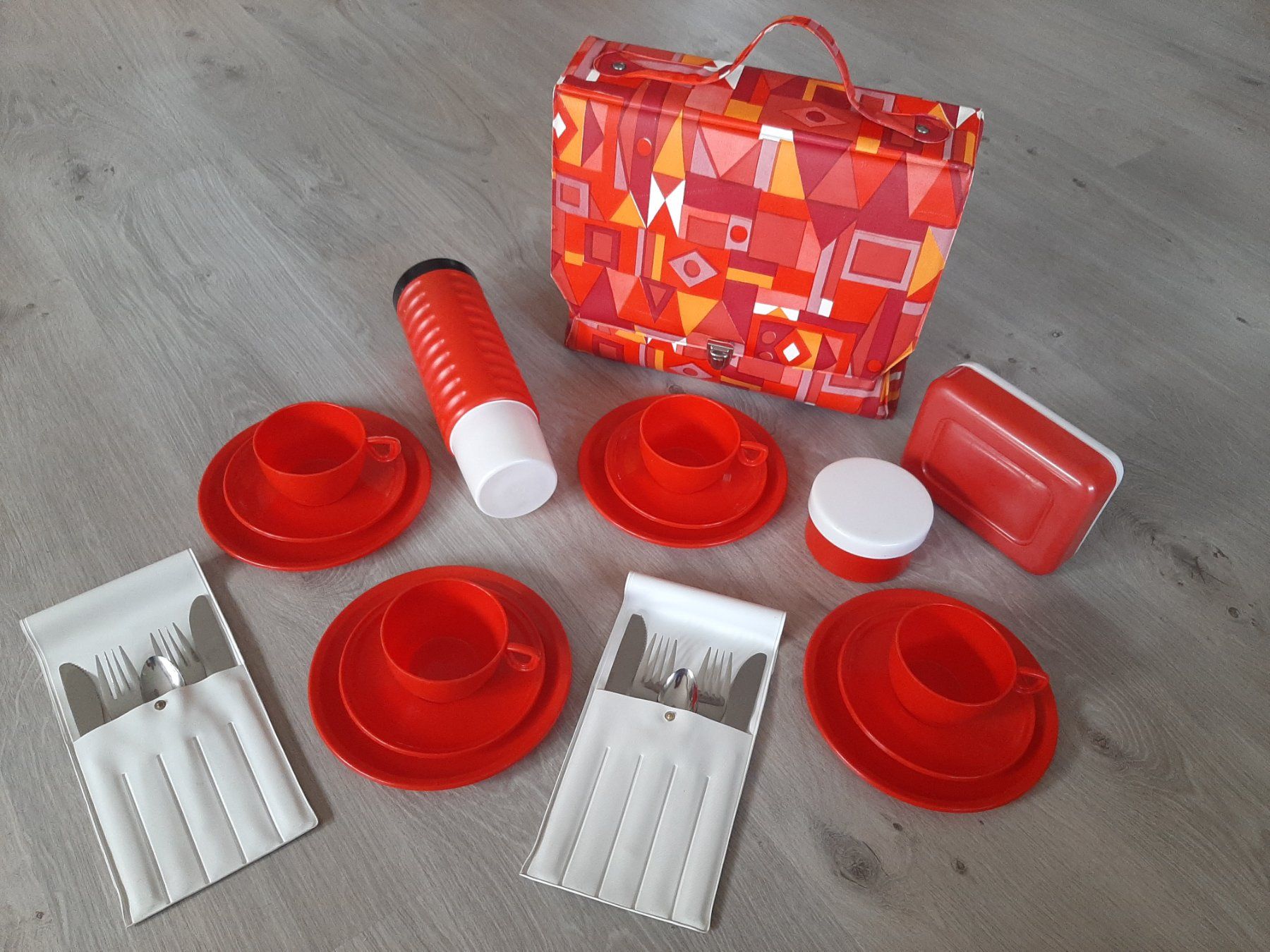Geschirrsets: Space Age 60er 70er Vintage Oldtimer Camping Picknick Set – Gebraucht aus Erschwil von Karabella 1