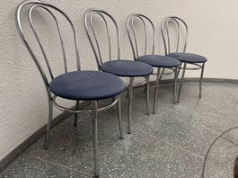 Chromstuhl blaues Polster, stapelbar, bequem (4 vorhanden)