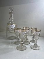Carafe à liqueur ancienne avec six verres