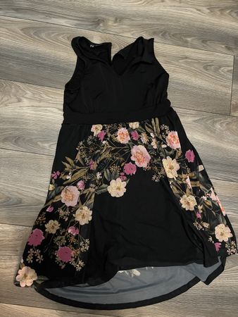 Schönes Sommerkleid mit Blumenmuster, Grösse M/38/40
