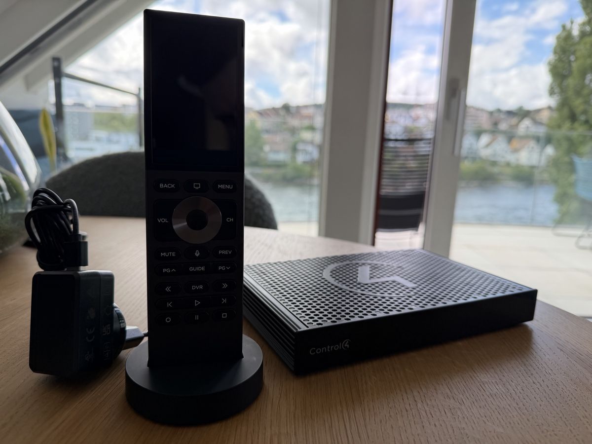 Telecomandi: Control4 Halo Fernbedienung + C4-EA3 Hub – Usato da Flurlingen venduto da raoulron