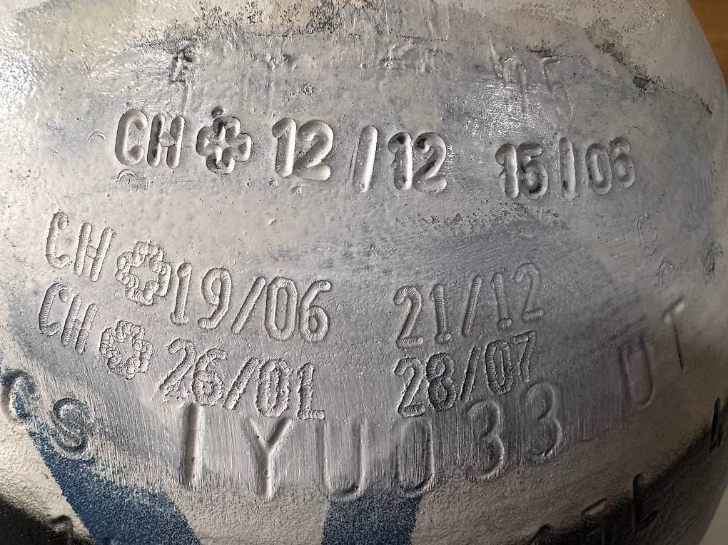 Bouteilles de plongée: 15-Liter Tauchflasche mit Doppelventil. – D'occasion à Küssnacht am Rigi par mythen70 2