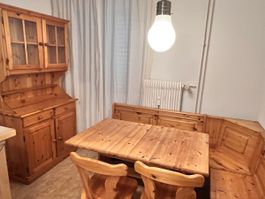Rustikale Esszimmergruppe aus Massivholz (vermutlich Kiefer)