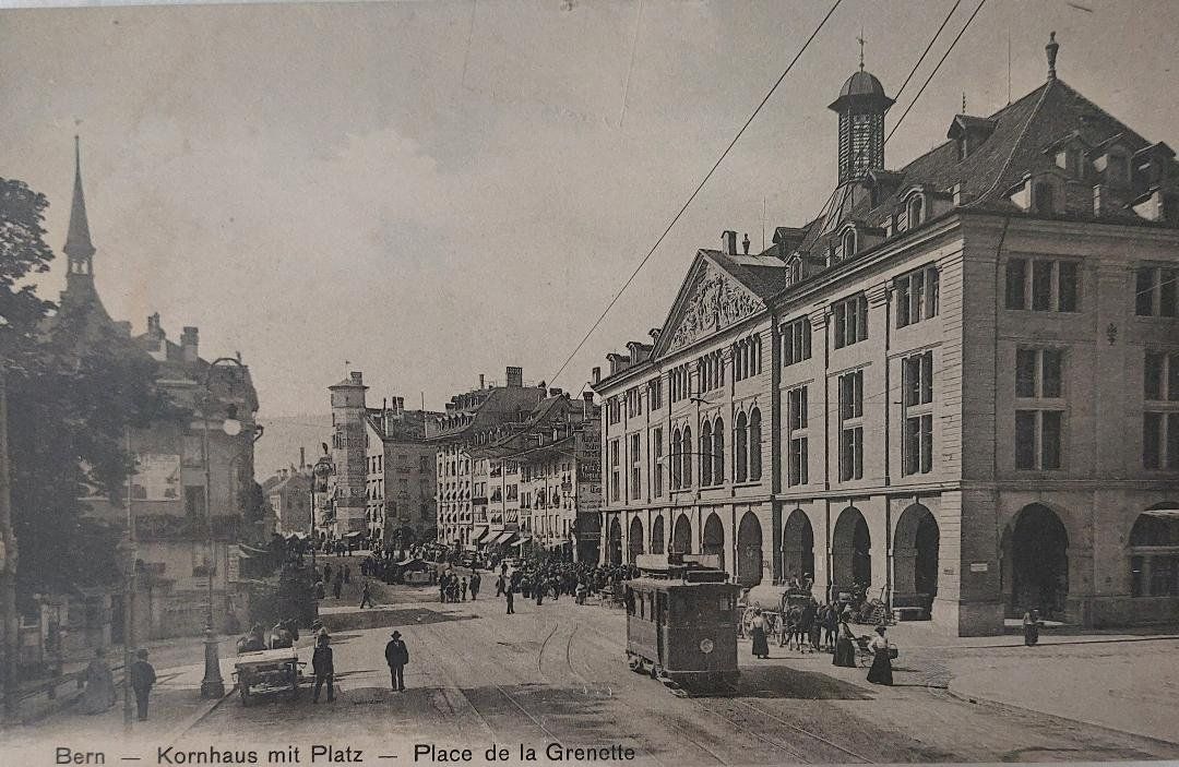 Cartoline postali: BERN - Kornhaus mit Platz, Tram - Place de la Grenette – Usato da Delémont venduto da Domdom1