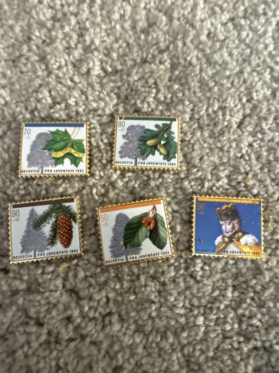 Swiss Plaketten & Abzeichen: 5 Pro-Juventute-Pins mit Briefmarken 1992 – Neu (gemäss Beschreibung) aus Oberweningen von Jogi2