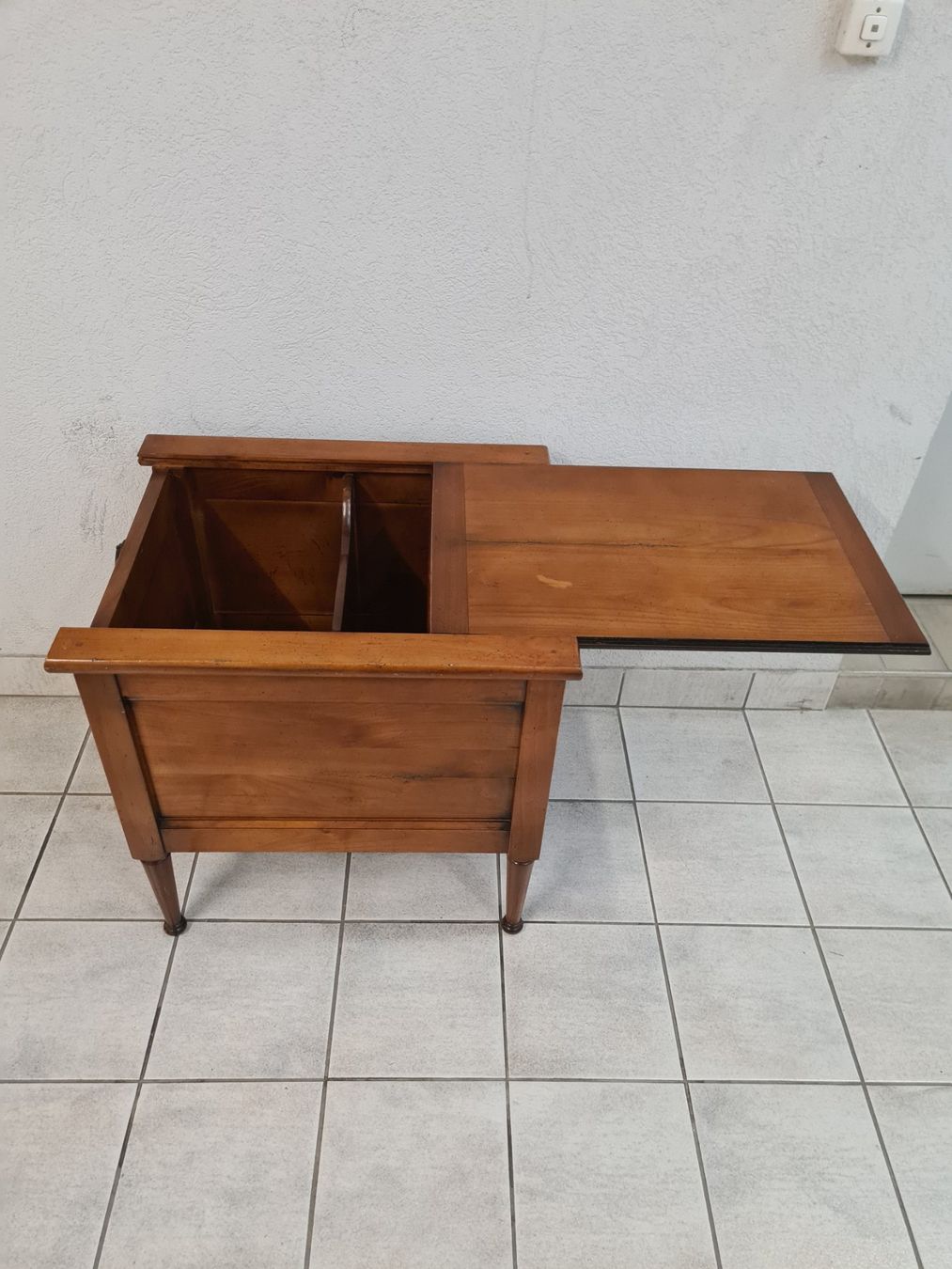 Tavoli: Table d'appoint VI qui souvre des 2 cotés – Usato da Monthey venduto da 187-zeroo