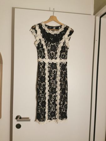 Elegantes Spitzenkleid in dunkelblau/weiss