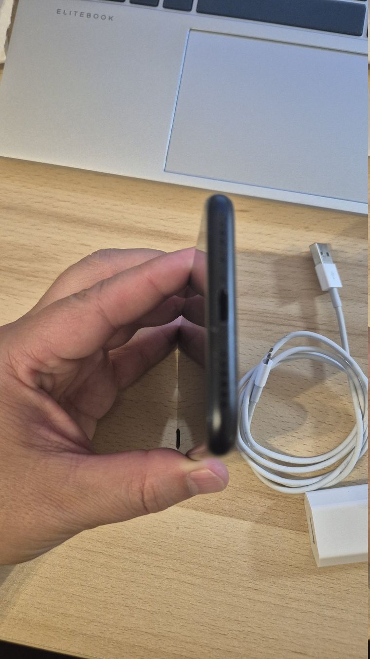 Apple Telefoni cellulari / Smartphones: iPhone SE 2020 64GB Black 3019 – Usato da Münchenbuchsee venduto da MV_Solutions 5