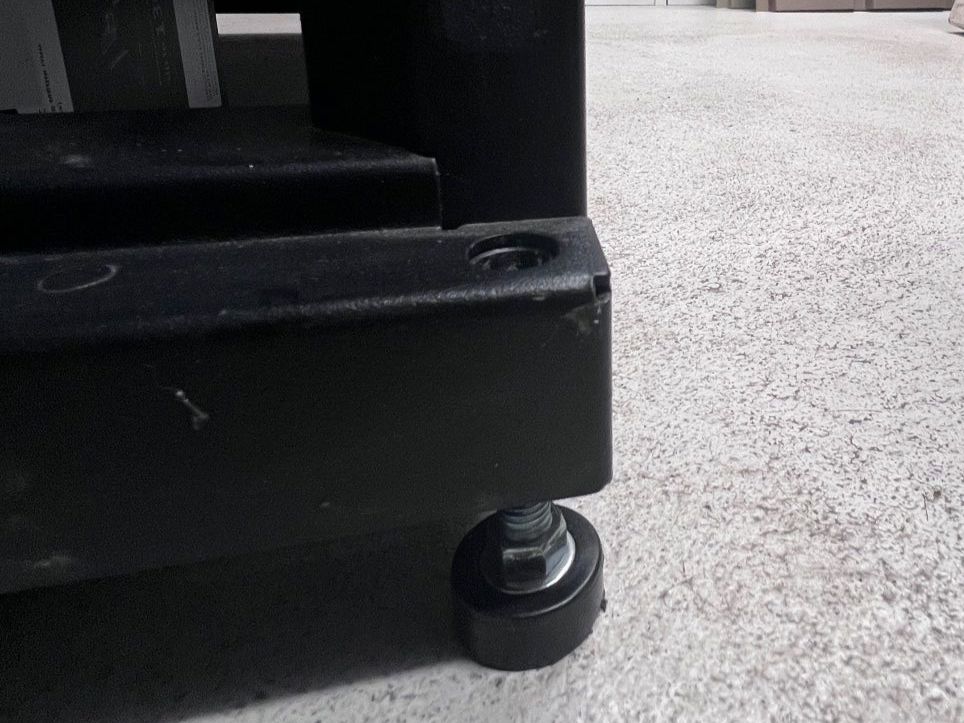 Apc Racks & Cavalletti: Serverschrank APC 48HE schwarz – Usato da Zürich venduto da wme_n5yf 6