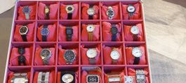 Superbe coffret de 24 montres vintage quartz foncionnelles