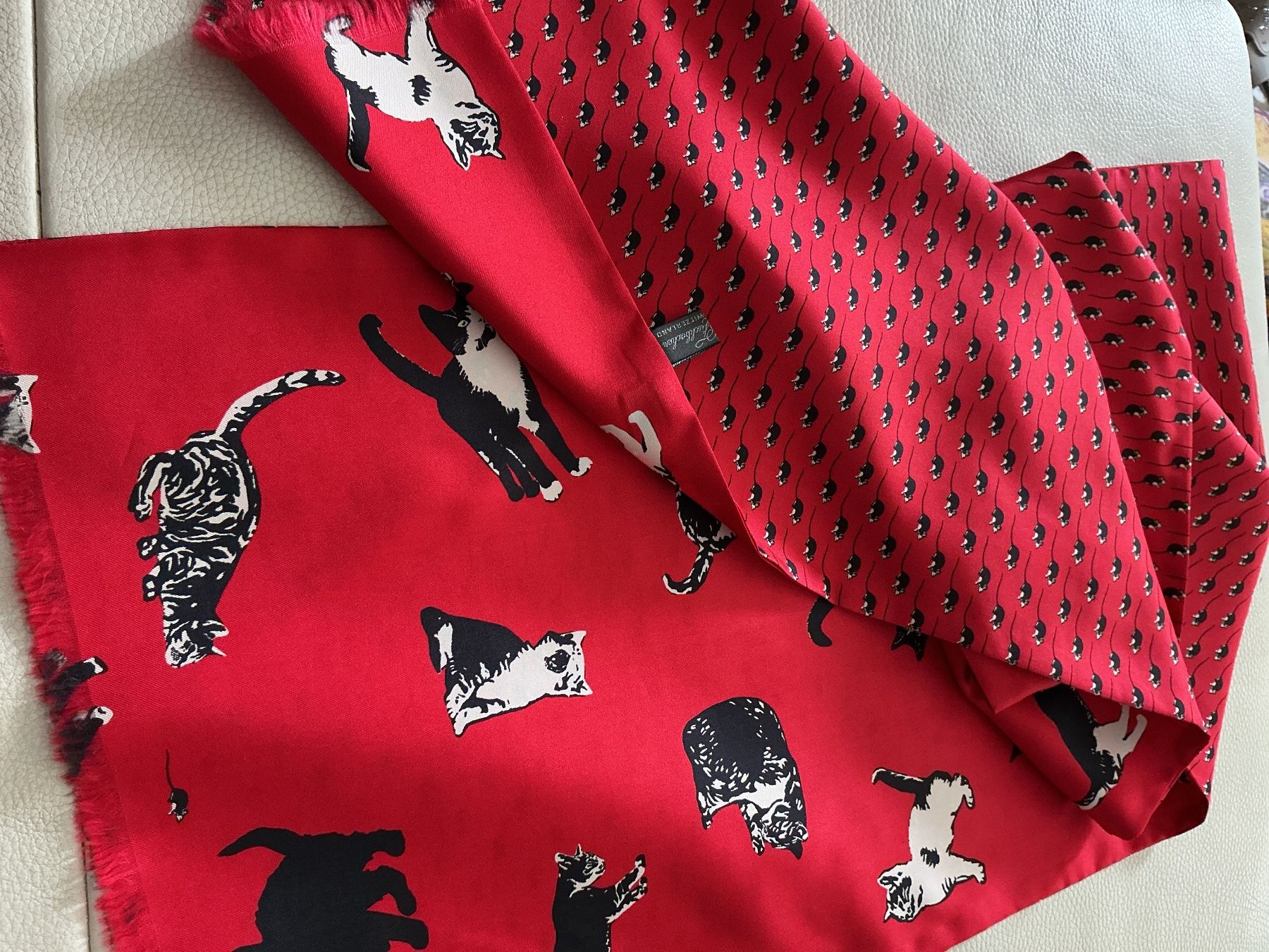 Foulards, Tücher & Schals: Fischbacher  Seidenschal rot mit Katzenmuster – Gebraucht aus Wettingen von Andres54