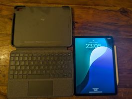 iPad Air 11" M2, 256 GB, mit Logitech Folio Touch und Pen