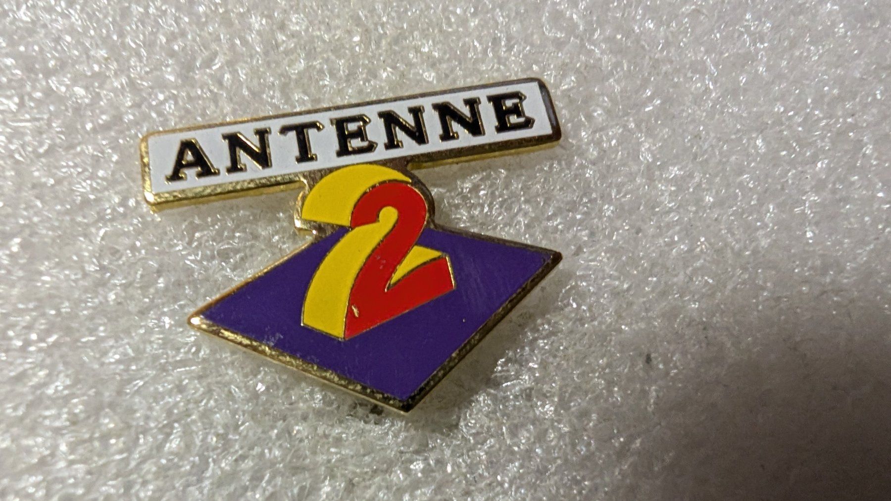 Placchette & Badge: Ansteckpin 207: Antenne 2 – Usato da Oppligen venduto da Pin-Fall-Shop