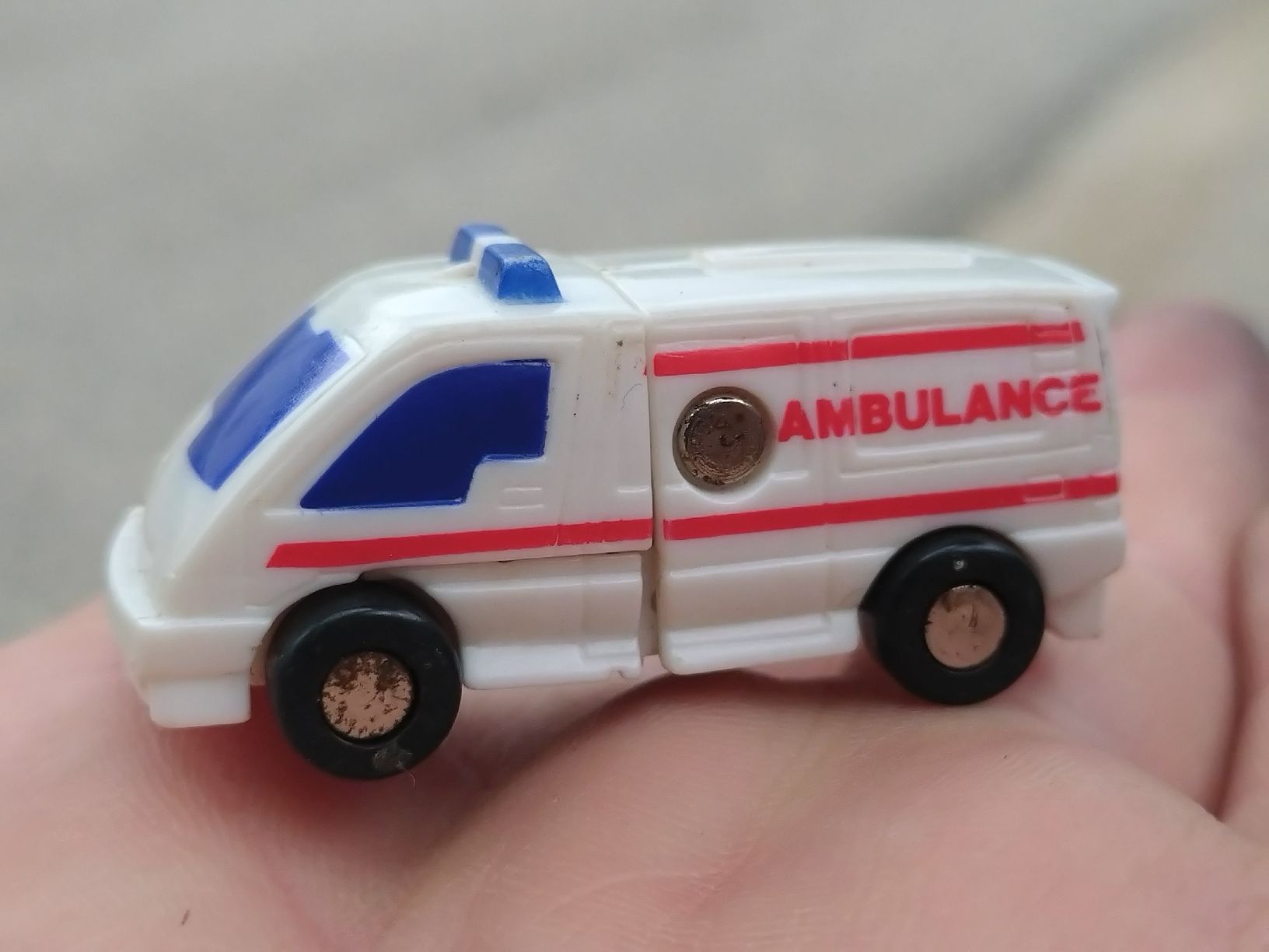 Statuette: Transformer Ambulance Micro Vintage Rare – Usato da Farvagny-le-Grand venduto da LaCaverne