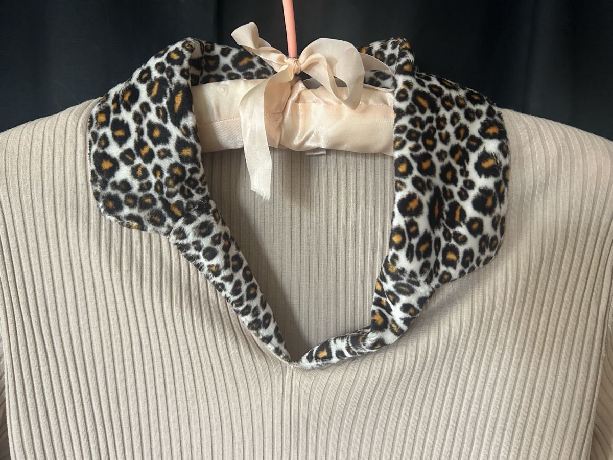 T-shirt: Flash Beige Ribbed Top Leopard Collar, Size Medium – Nuovo (secondo la descrizione) da Zürich venduto da Mistral61 1