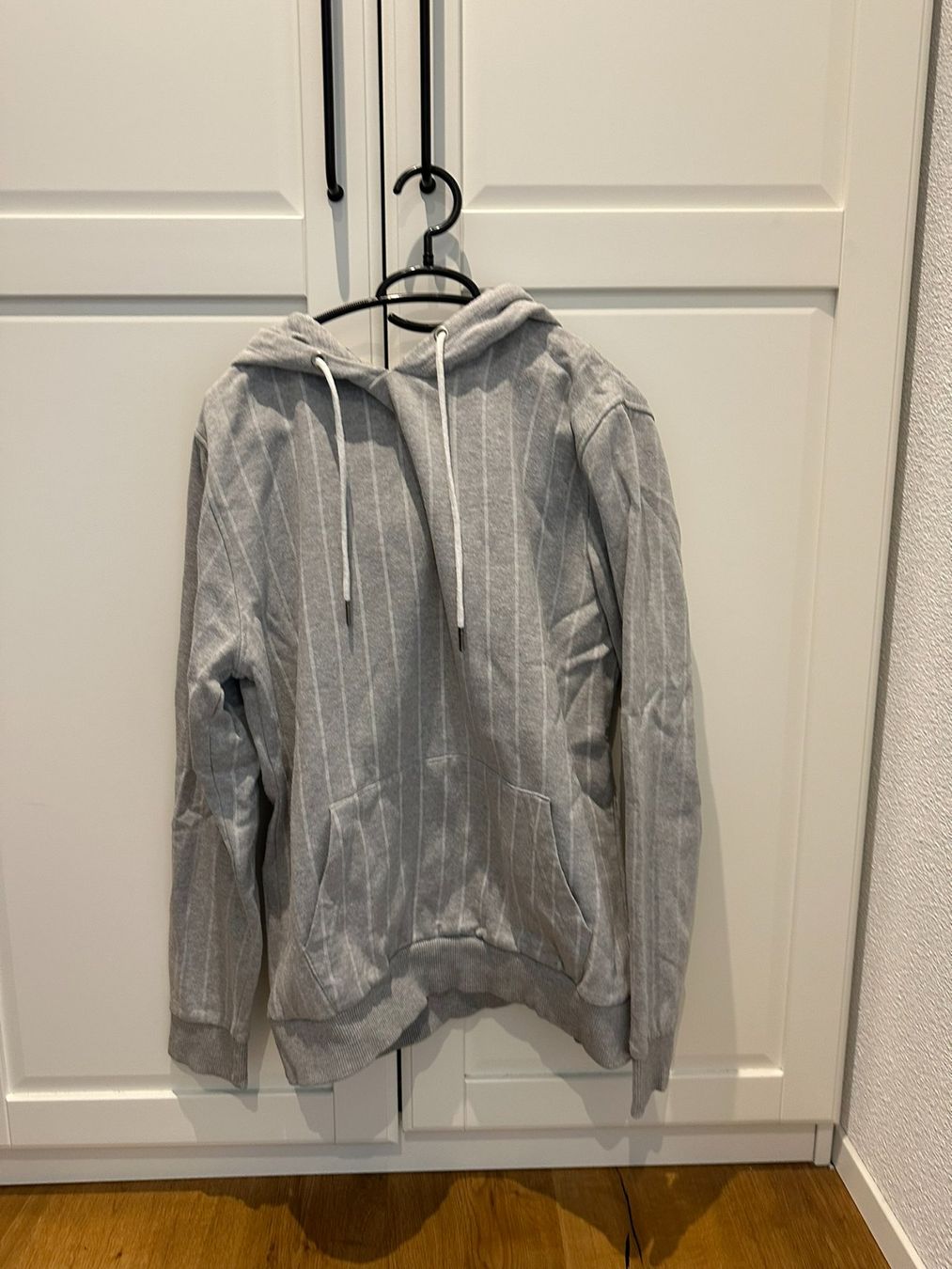 Maglioni & Felpe: Hoodie Grau gestreift Gr. M – Usato da Rain venduto da naeck
