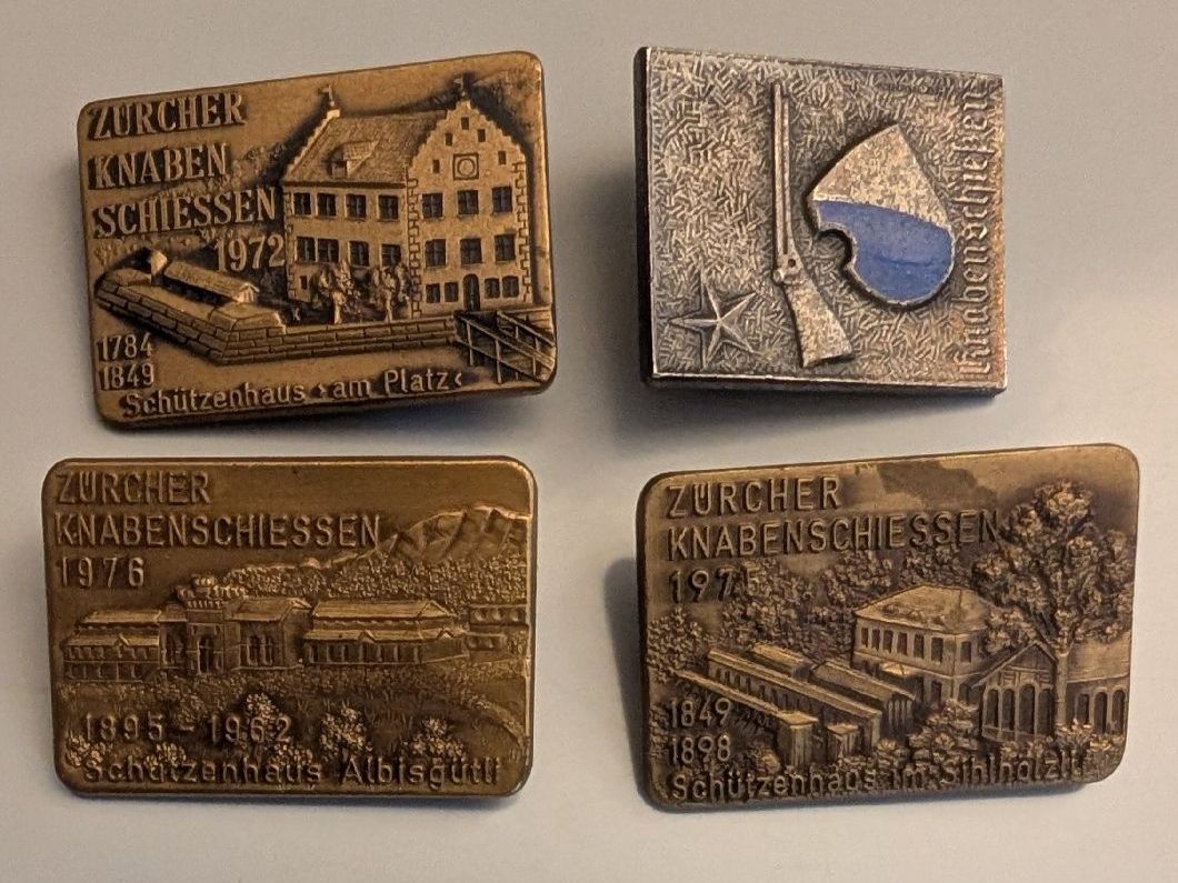 Placchette & Badge: Lot von 4 Knabenschiessen Pins – Usato da Mönchaltorf venduto da Blechfreund
